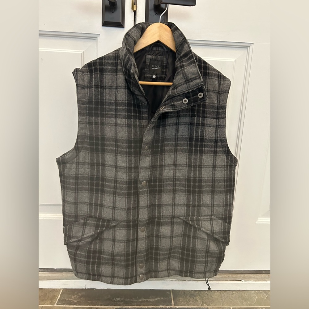 Men’s Saks vest.  Like new. Black and grey